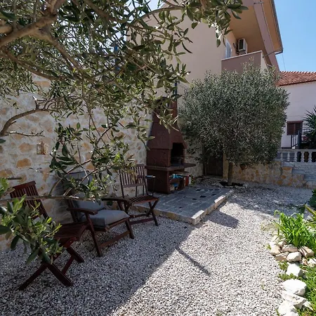 Apartment Anita Mit Grossem Balkon Und Meerblick Trogir