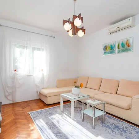 Apartment Anita Mit Grossem Balkon Und Meerblick Trogir