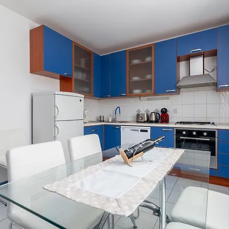 Apartment Anita Mit Grossem Balkon Und Meerblick Trogir