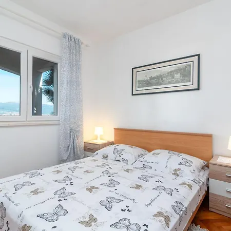 Anita Mit Grossem Balkon Und Meerblick Trogir